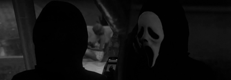 Um dos Ghostfaces vigiando a sua próxima vítima